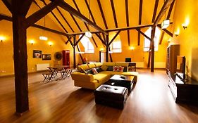 The Attic - Large Open-Space In The Old Town Of Brasov, Minutes Away From The Black Church