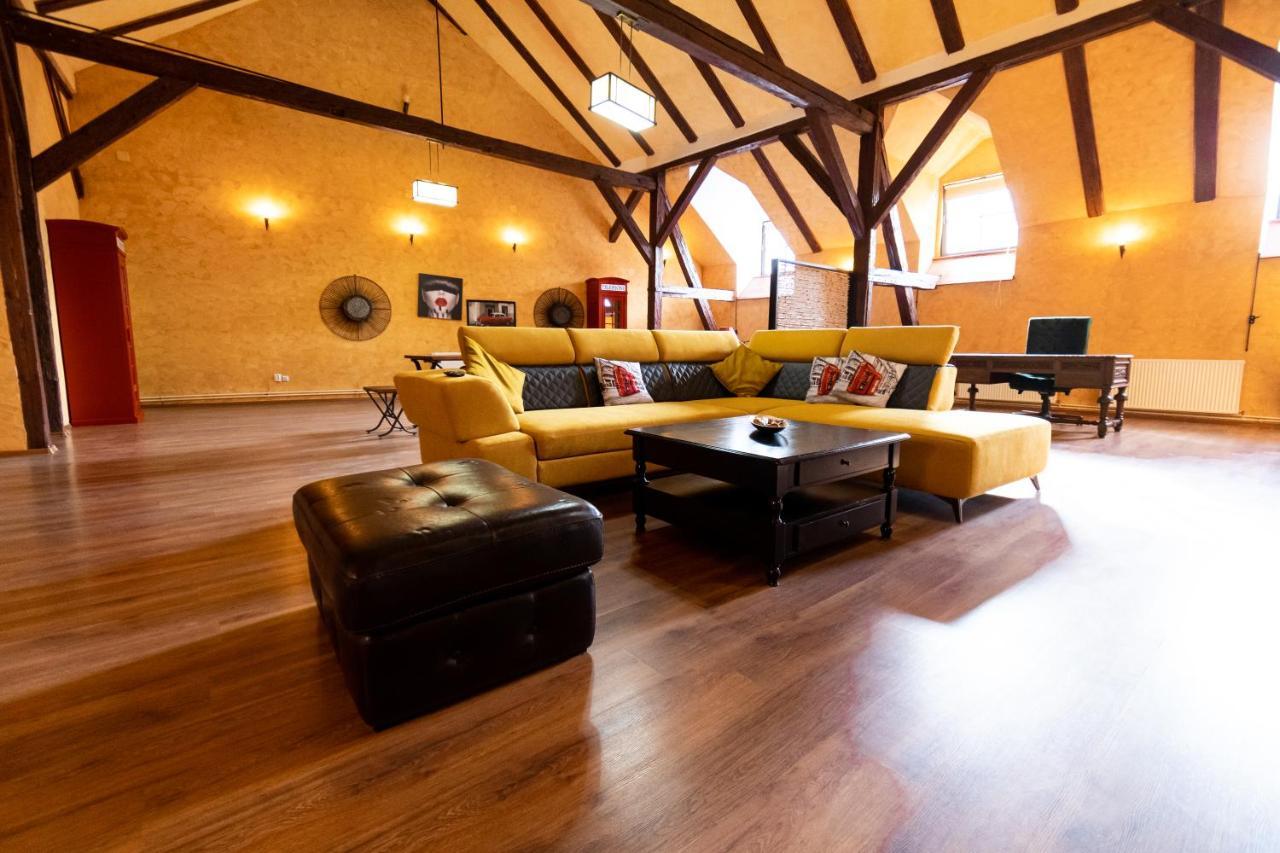 The Attic - Large Open-Space In The Old Town Of Brasov, Minutes Away From The Black Church Exterior foto